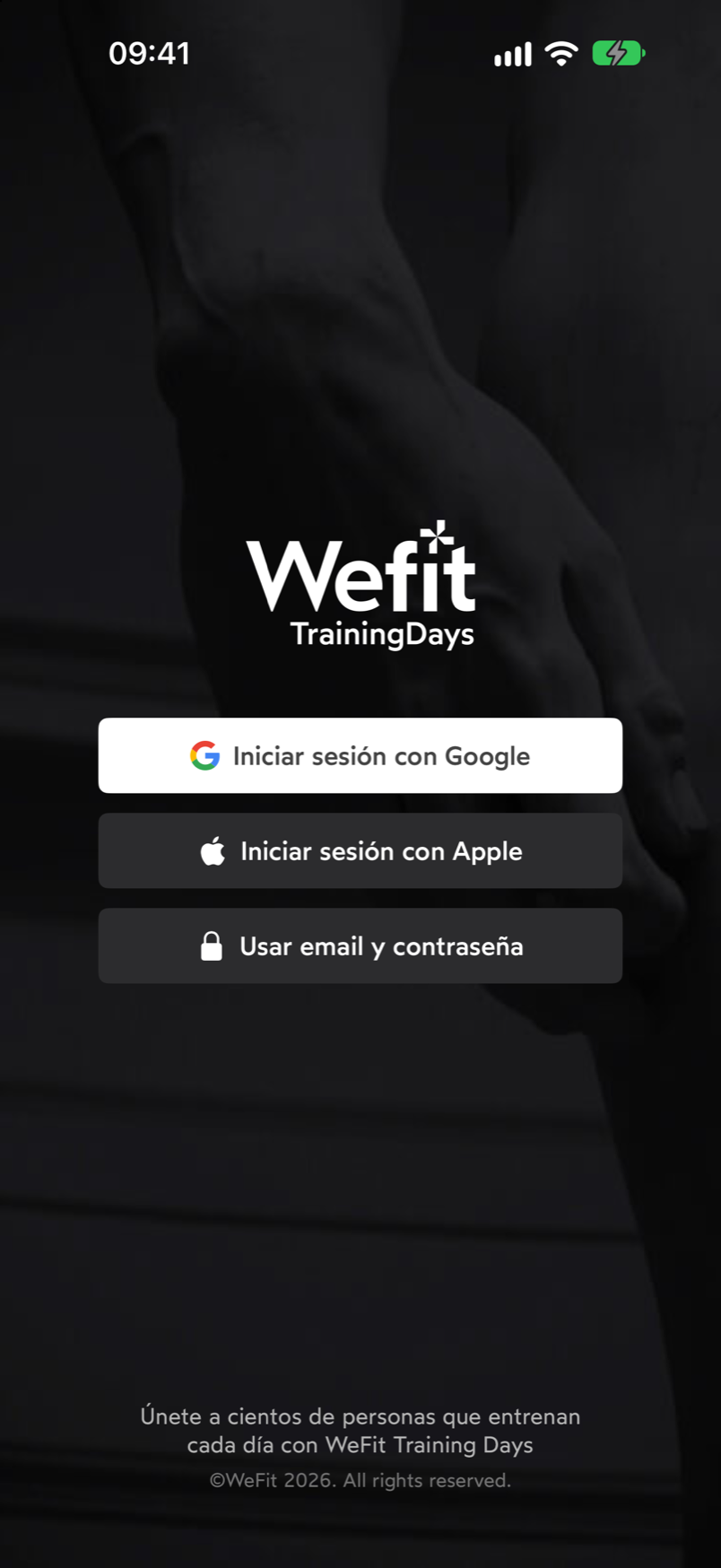 Pantalla de acceso de WeFit con el logo de WeFit Training Days y los botones Iniciar sesión con Google, Iniciar sesión con Apple y Usar email y contraseña