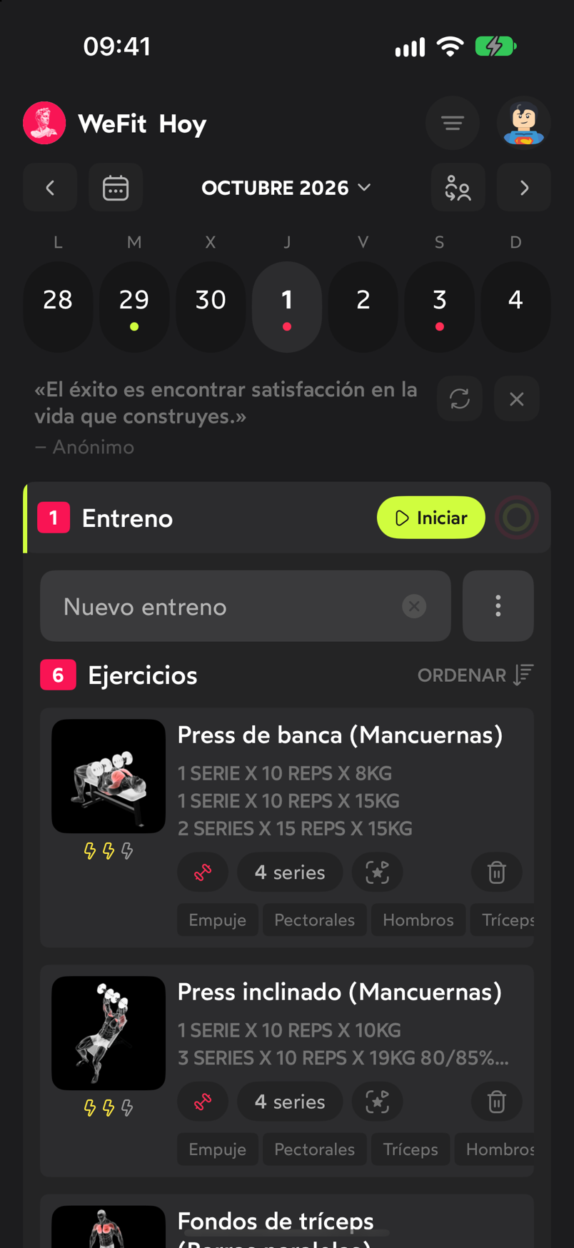 Pantalla Hoy de WeFit con la barra de semana, la frase del día y la tarjeta del entreno con el botón Iniciar