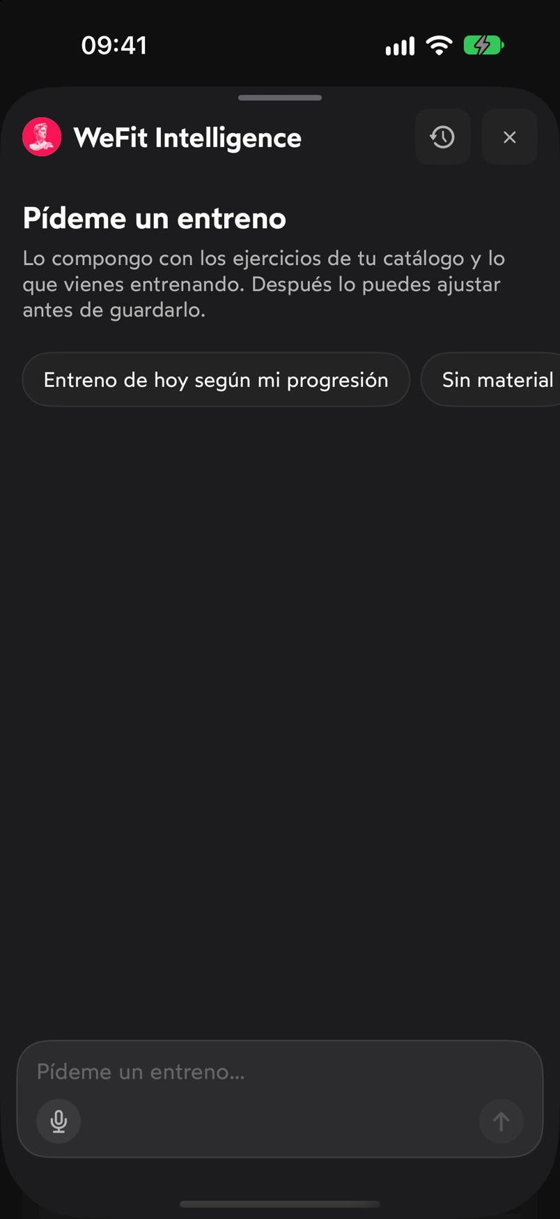 Chat de WeFit Intelligence con el título Pídeme un entreno, dos sugerencias y el campo de texto con micrófono