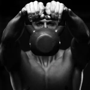 entrenamiento-hombre-atletico-kettle-bell
