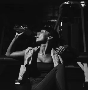 mujer-haciendo-pausa-gimnasio